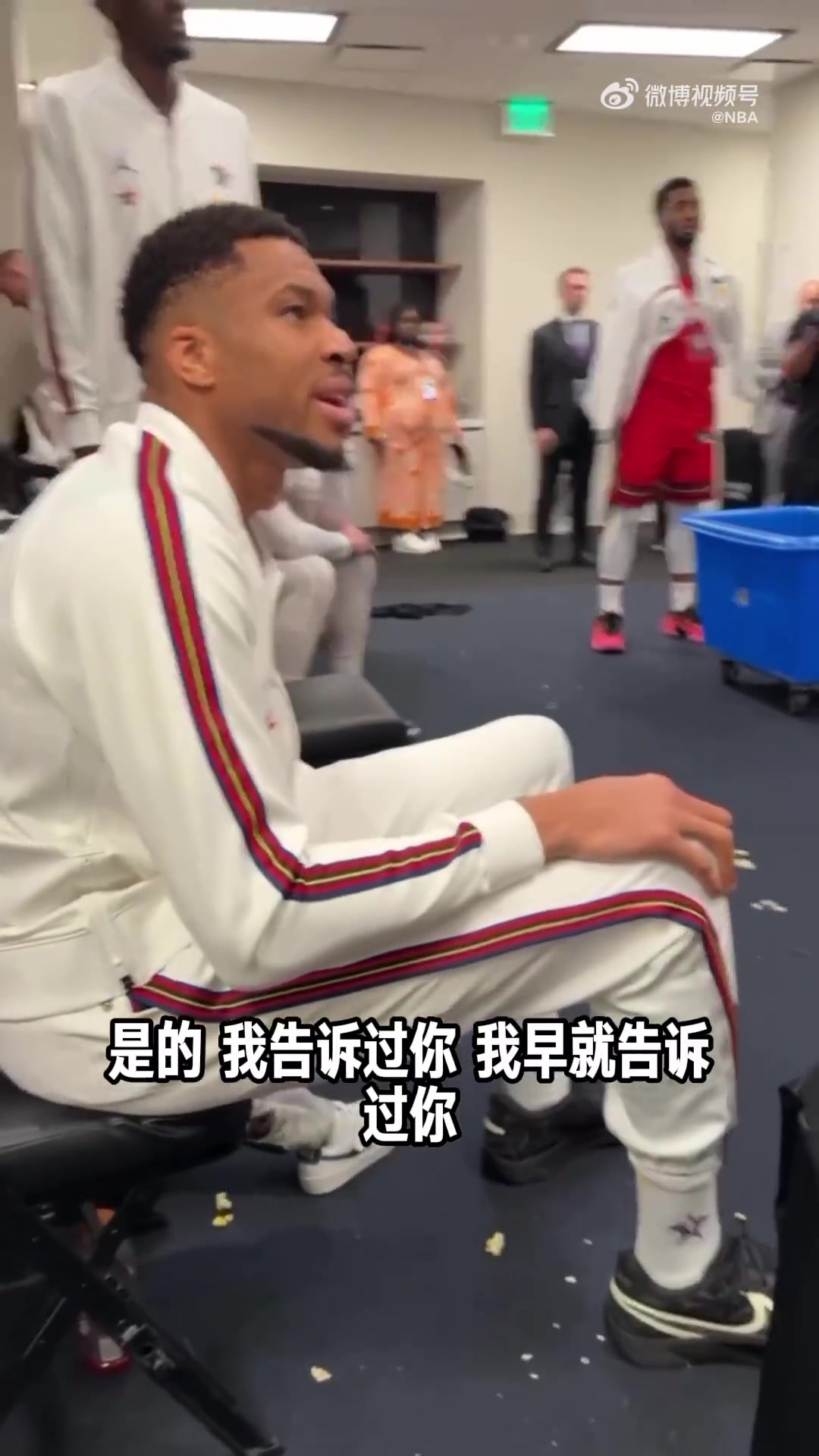 無條件相信！字母哥昨日成功預(yù)言利拉德三分絕殺，戴表慶祝