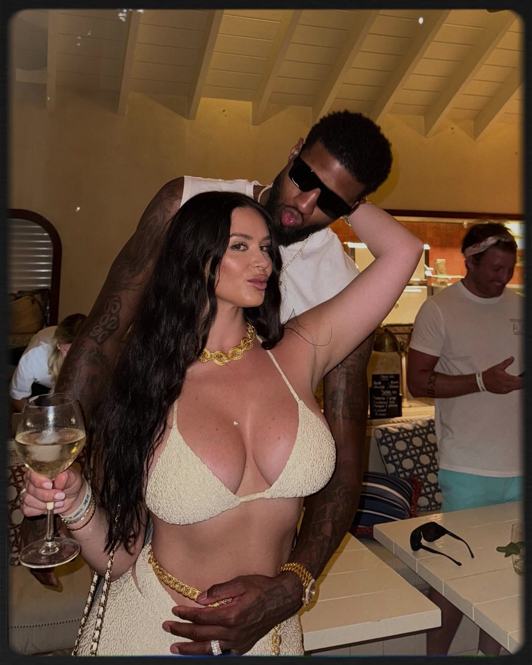 喬治擁有如此豐滿的美女老婆，還能好好打球嘛？