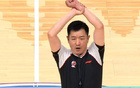 許鐘豪犯規(guī)風(fēng)波，球迷圍堵大巴求道歉