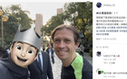網(wǎng)友杭州偶遇古德溫，獲簽“雷速球王”合影