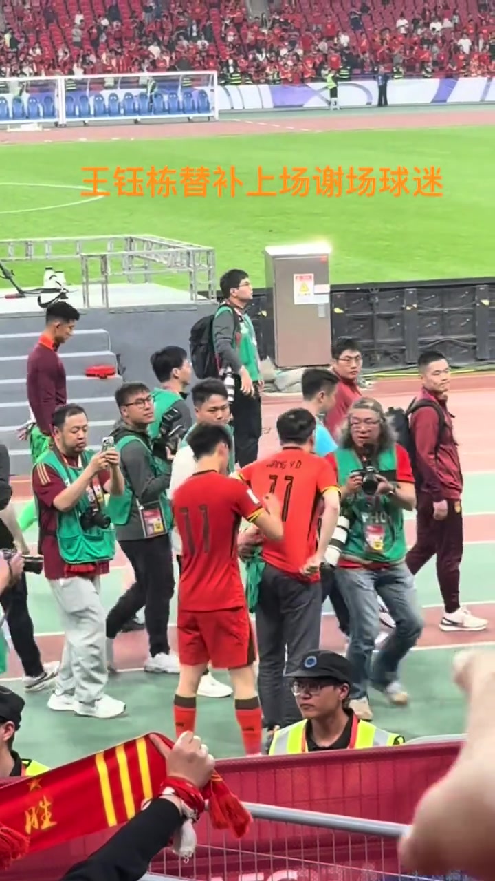 親和力！王鈺棟謝場給球迷簽名！