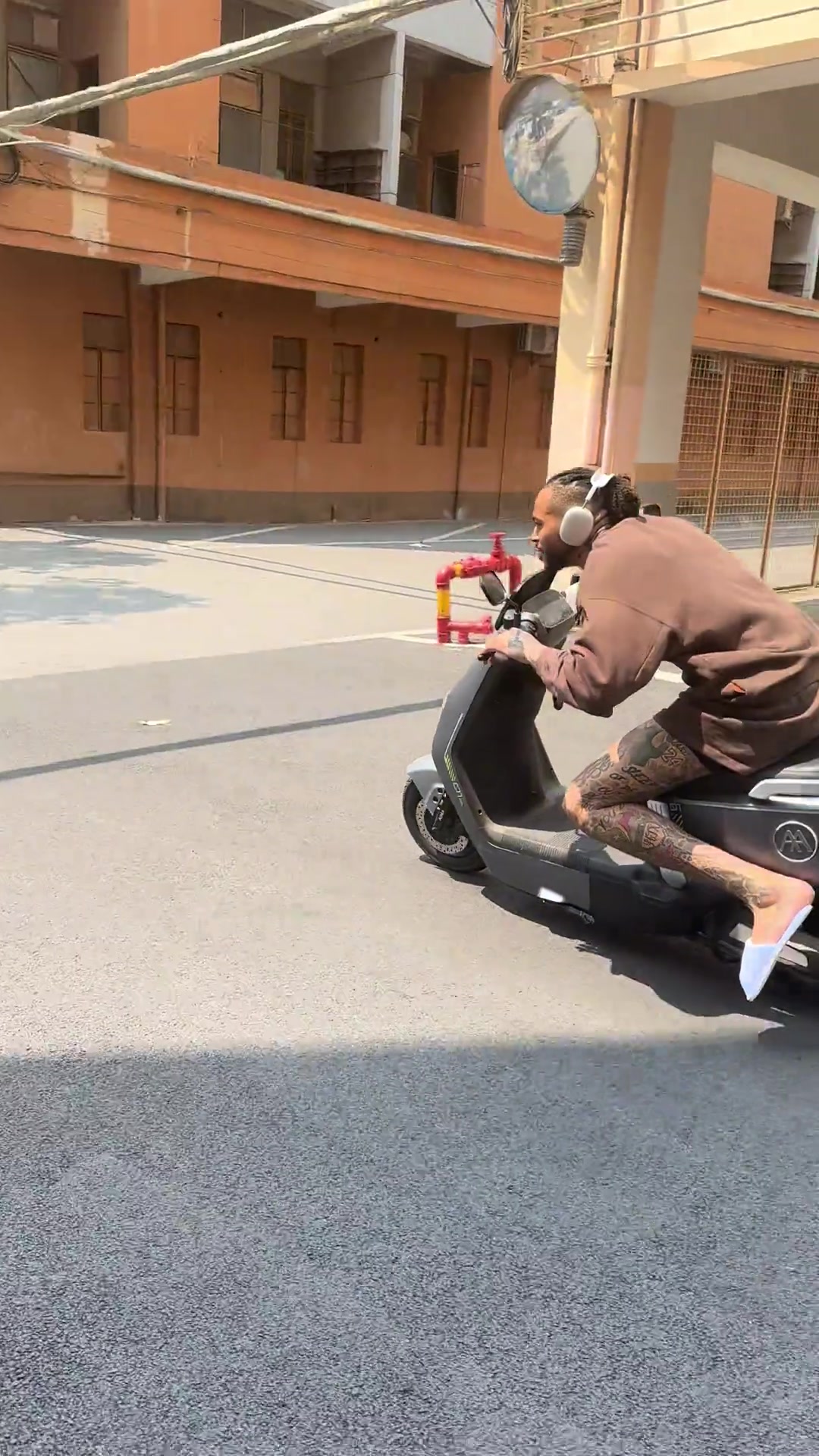 莫蘭德來廣東以后別的不說，車技是越來越溜了
