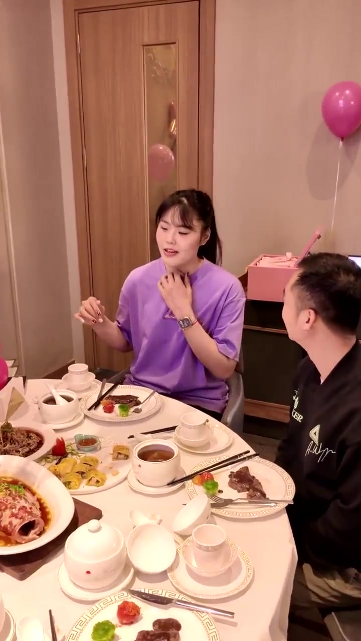 李月汝生日排面拉滿！26歲生日 看小寶的專屬LOGO和定制T