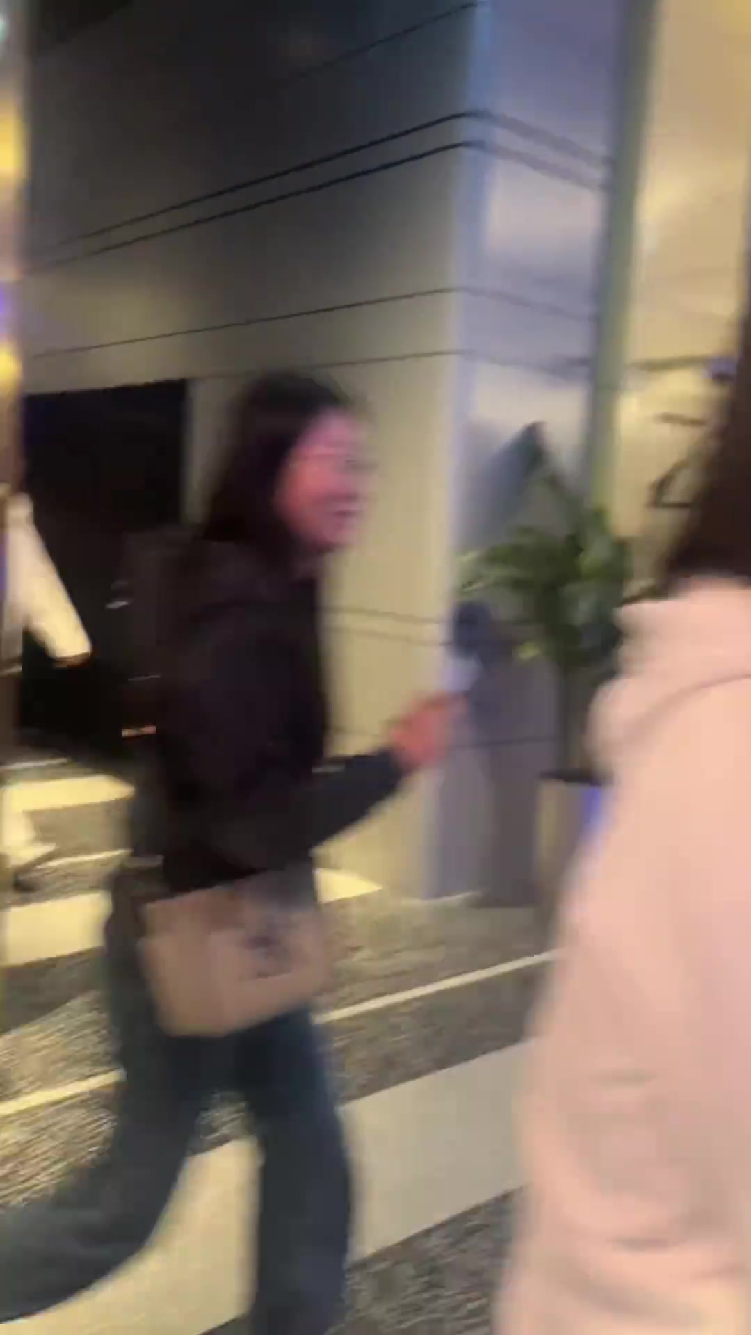 不是，一個男的怎么身上掛了這么多女的？