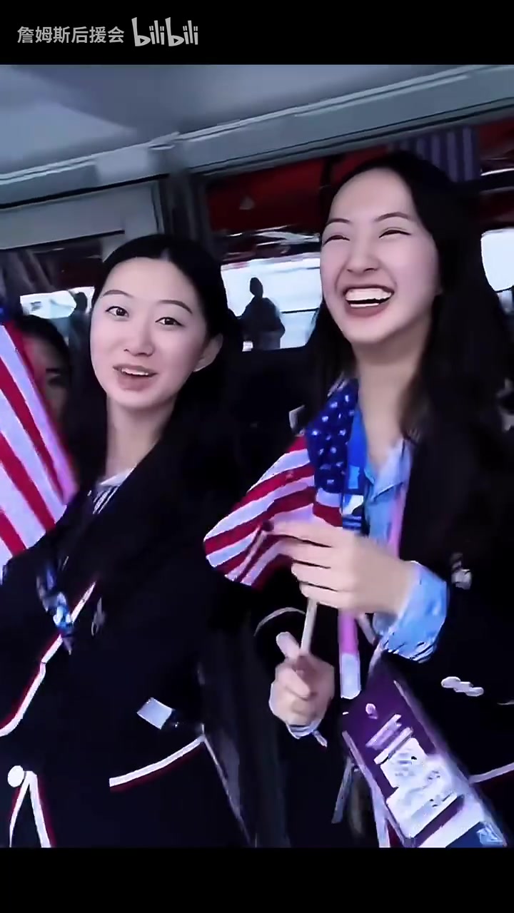 笑容收不住了！巴黎奧運(yùn)會(huì)名場面：我們用庫里的手機(jī)拍了合照！