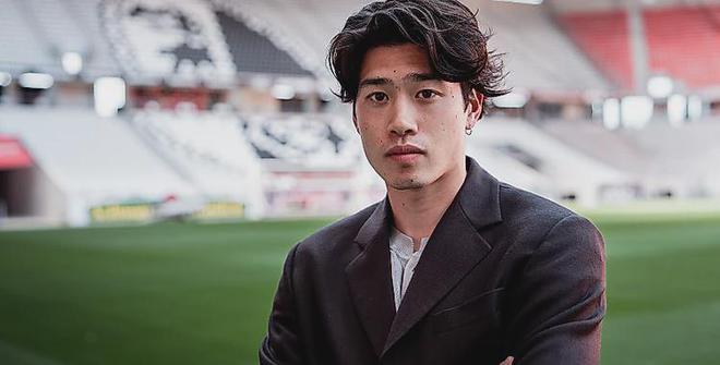 官方：弗賴堡簽約日本邊鋒鈴木唯人，將穿14號(hào)球衣。